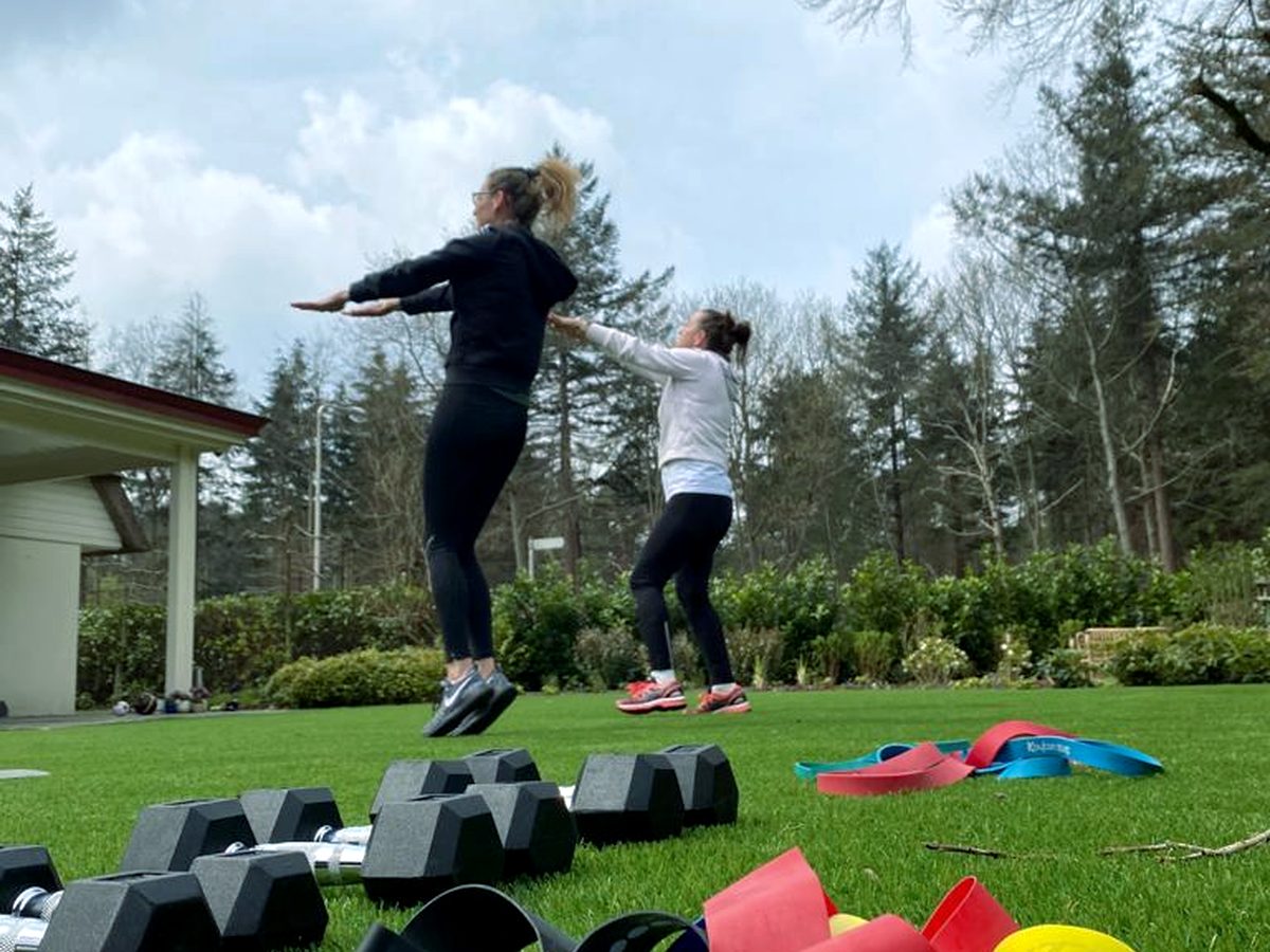 Twee mensen springen tegelijk omhoog